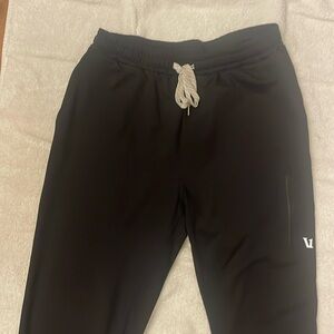 Black men’s Vuori jogger - size medium